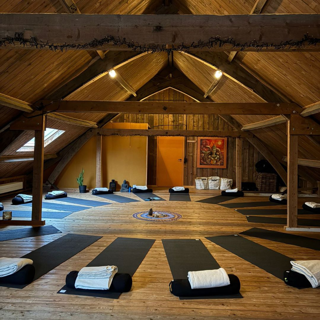De yogazolder van Oker in Schipluiden, klaargezet met yogamatten en kussens